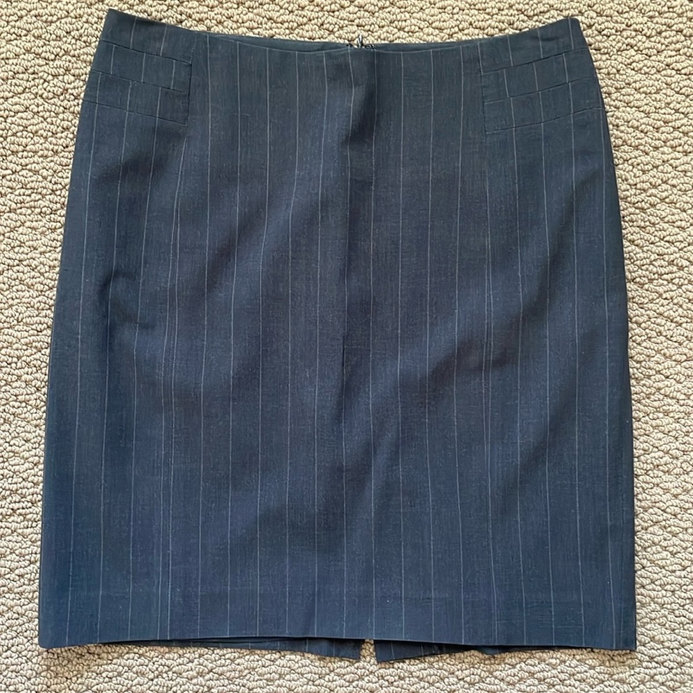 Banana Republic grey pinstripe skirt. Lined, size 8.